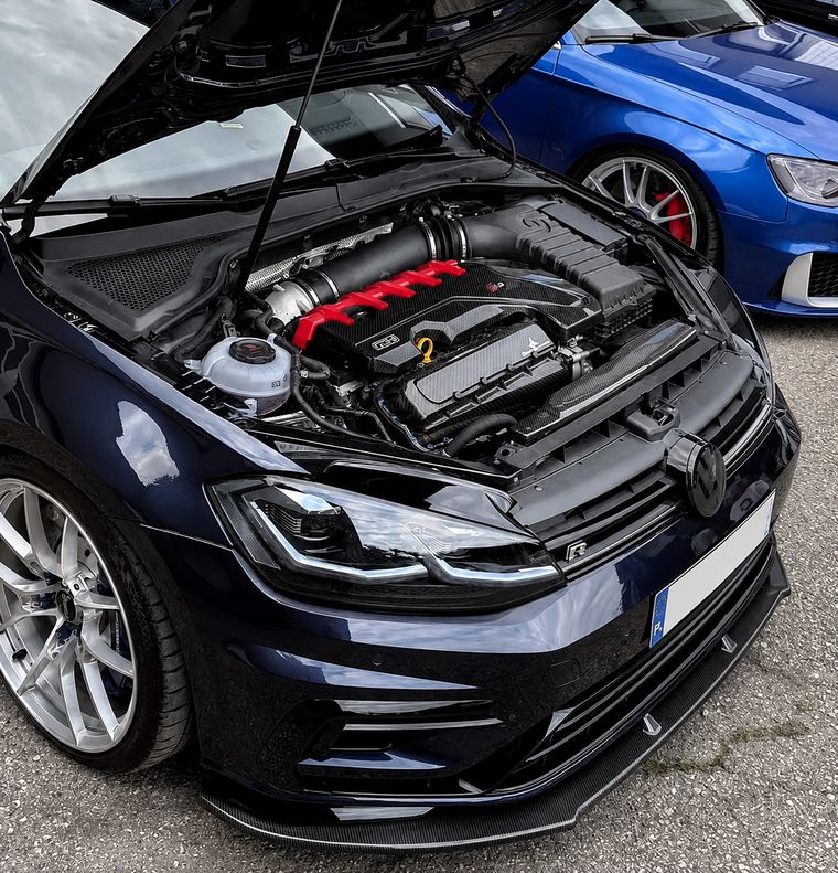 Anubis Composite carbon fiber intake manifold fitted to a 2.5 TFSI five-cylinder engine in a Volkswagen Golf R.